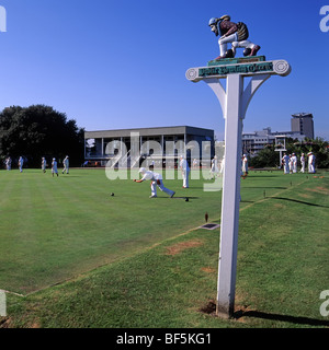 Sir Francis Drake su un segno al pubblico verde bowlng completando il suo gioco di bocce con giocatori che partecipano in un match Plymouth Hoe Devon England Regno Unito Foto Stock