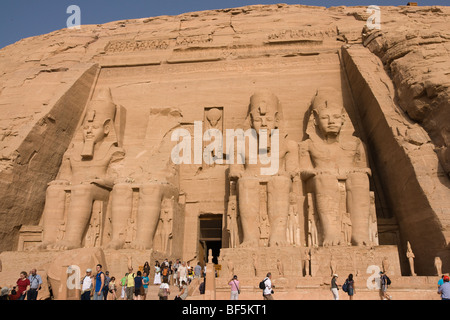 Vista frontale del tempio di Abu Simbel nel Sud Egitto Foto Stock