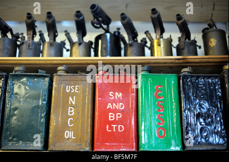 Una fila di vecchie lattine di olio. Foto Stock