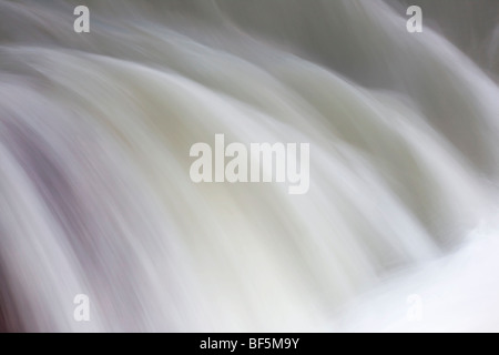 Caduta di acqua e acque correnti a Cascate Athabasca Jasper National Park nello stato di Alberta in Canada Foto Stock