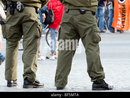 Berlino due poliziotti in uniforme sul bordo di una dimostrazione nel distretto Mitte di Berlino, Germania, Europa Foto Stock