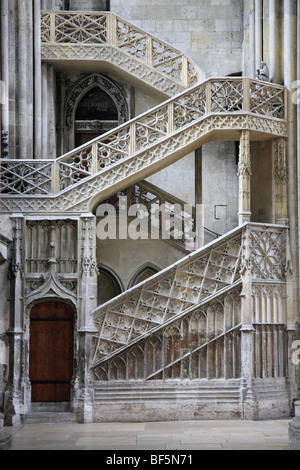 Scala gotica, la cattedrale di Rouen, in Normandia, Francia, Europa Foto Stock