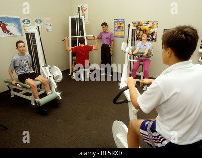 Il Regno Unito, l educazione, la scuola multigym in uso dalla sesta forma studenti Foto Stock
