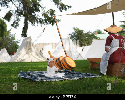 Canada Ontario, Fort Erie, Old Fort Erie, 1812 reenactors in costume, baby sulla coperta con tende in background Foto Stock