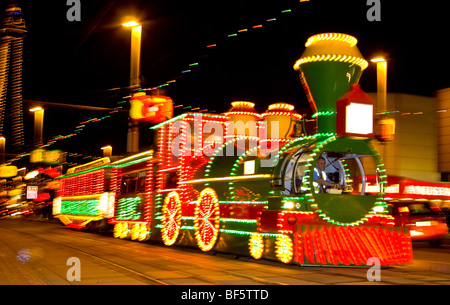 Tram treno a Blackpool luminarie Foto Stock