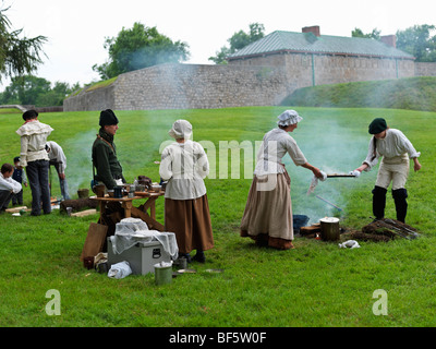 Canada Ontario, Fort Erie, Old Fort Erie, guerra di 1812 reenactors in costume impostato nel campo Foto Stock