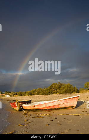 Kalbarri, Australia. Due barche sulle rive del Murchison Rivewith un arcobaleno nella distanza. Australia occidentale Foto Stock