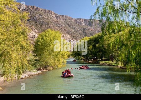 Rafting nel fiume Atuel, Valle Grande, San Rafael, provincia di Mendoza, centrale Ande, Argentina Foto Stock