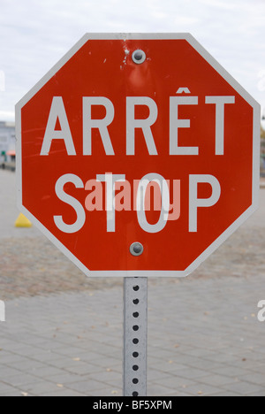 Francese canadese bilingue segno di arresto a Montreal, Quebec, Canada. Foto Stock