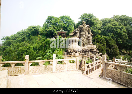 Zhang Fei della piattaforma sul campo di battaglia in grotta Sanyou Scenic Area, Yichang City, Hubei, Cina Foto Stock