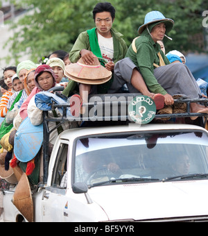 Un pick-up piena di campo birmano lavoratori sul loro modo di pianta di riso Foto Stock