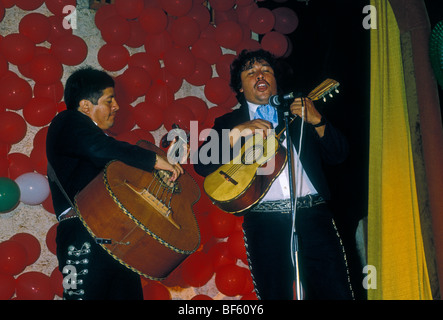 I messicani popolo messicano persona uomini maschi mariachi band suonare la chitarra giocatori san miguel de Cozumel Cozumel messico Foto Stock