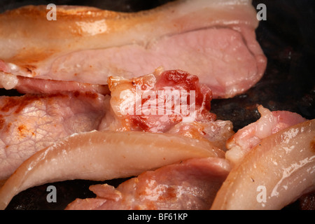 Materie back bacon dal british organico a doppio spiovente suini allevati in Irlanda una cottura in padella Foto Stock