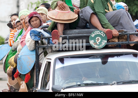 Un pick-up piena di campo birmano lavoratori sul loro modo di pianta di riso Foto Stock