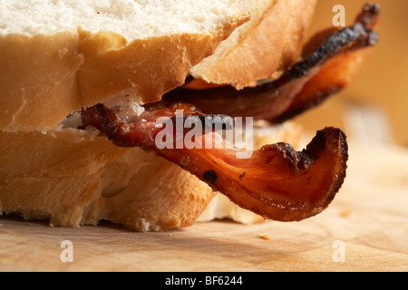 Back bacon sandwich dal british organico a doppio spiovente suini allevati in Irlanda nel rough cut bianco pane spesse Foto Stock