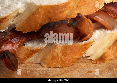 Back bacon sandwich dal british organico a doppio spiovente suini allevati in Irlanda nel rough cut bianco pane spesse Foto Stock