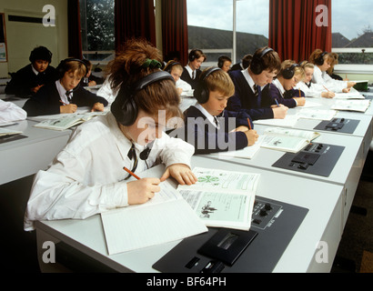 L educazione, la scuola gli studenti che lavorano in laboratorio linguistico Foto Stock