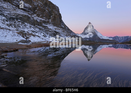 Il Cervino al sorgere del sole in inverno con la riflessione nel Riffelsee, Zermatt, Vallese, Svizzera, Europa Foto Stock
