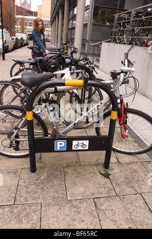 Ciclo di biciclette parcheggio designata in rack Westminster London Foto Stock