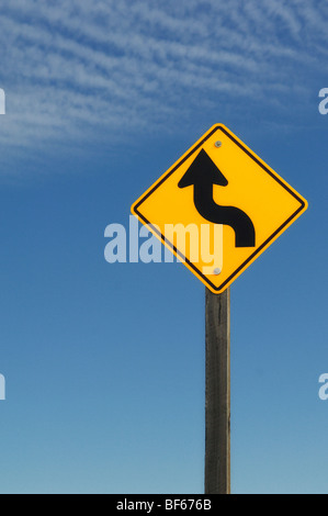 Strada tortuosa segno Foto Stock