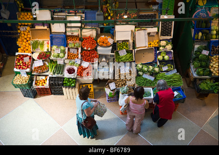 Onorevoli acquistando con frutta e verdura in stallo il mercato coperto nella città di Newport South Wales UK Foto Stock