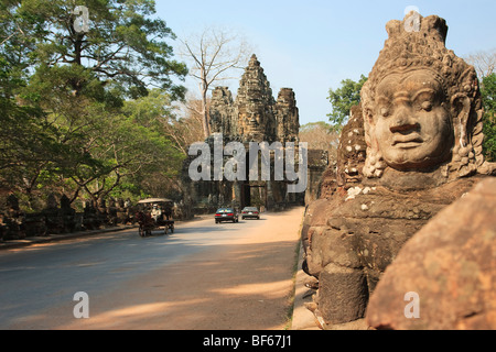 La porta sud di Angkor Thom è uno dei cinque gateway nell'antica città Khmer di Angkor Thom. Foto Stock