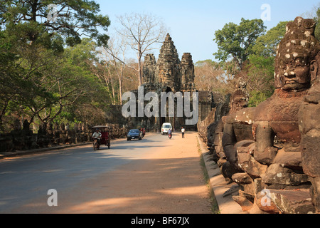 La porta sud di Angkor Thom è uno dei cinque gateway nell'antica città Khmer di Angkor Thom. Foto Stock