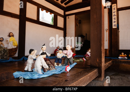 Figurine tradizionali in Namsangol storico Villaggio Hanok Foto Stock