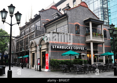 Elegante caffetteria e ristoranti in abitazioni Shikumen, Xintiandi, Shanghai, Cina Foto Stock