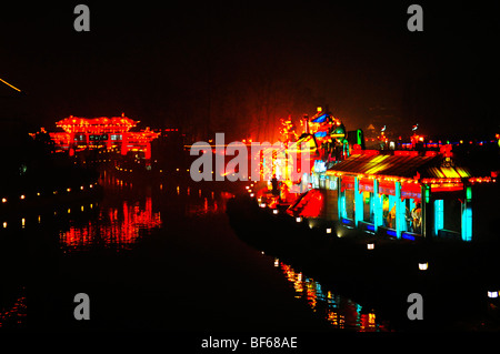 Vista notturna di fiume Qinhuai, il Tempio di Confucio, Nanjing, provincia dello Jiangsu, Cina Foto Stock
