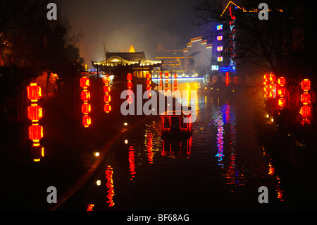 Vista notturna del Tempio di Confucio e il fiume Qinhuai, Nanjing, provincia dello Jiangsu, Cina Foto Stock