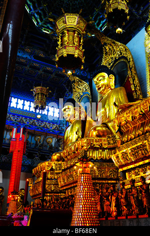 Oro dorato scultura di Shakyamuni nel Tempio Jinshan, Zhenjiang, provincia dello Jiangsu, Cina Foto Stock