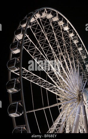 Niagara Skywheel di notte. Il bianco enorme ruota panoramica Ferris è un area di Clifton Hill attrazione che può essere visto da tutto il centro cittadino Foto Stock