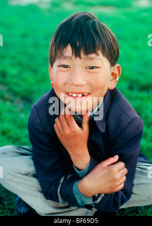 Ragazzo tibetano in abbigliamento moderno sorridente, Tingri County, Xigaze Prefettura, regione autonoma del Tibet, Cina Foto Stock