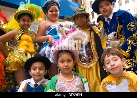 Boliviano costumi folkloristici, annuale Giornata Ispanica Parade sulla Quinta Avenue di New York City, celebrando l eredità ispanica Foto Stock