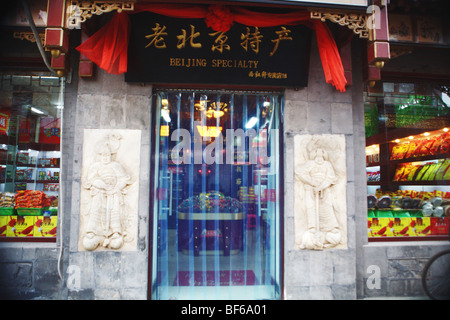 Pechino Local Specialty Store in Dashilan Shopping Street, Qianmen Street, Pechino, Cina Foto Stock