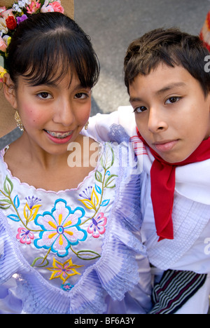 Colombiano costume folkloristico, annuale Giornata Ispanica Parade sulla Quinta Avenue di New York City, celebrando l eredità ispanica Foto Stock