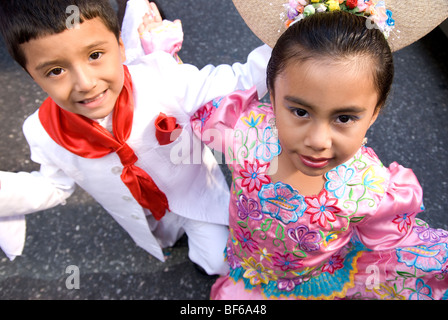 Colombiano costume folkloristico, annuale Giornata Ispanica Parade sulla Quinta Avenue di New York City, celebrando l eredità ispanica Foto Stock