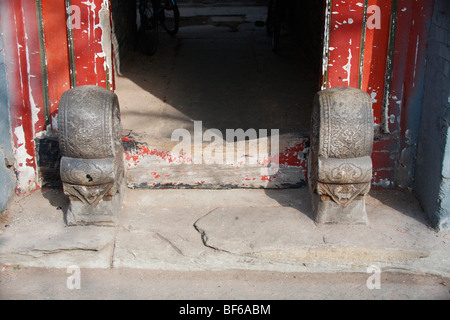 Una coppia di pietra scolpita Mendun custodendo il gate di un Hutong casa cortile, Pechino, Cina Foto Stock