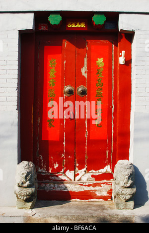 Una coppia di pietra scolpita Mendun custodendo il gate di un Hutong casa cortile, Pechino, Cina Foto Stock