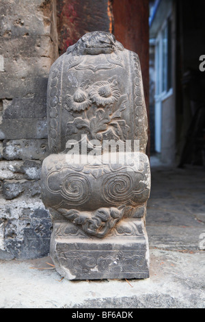 In pietra scolpita Mendun custodendo il gate di un Hutong casa cortile, Pechino, Cina Foto Stock