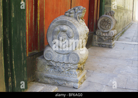 Una coppia di pietra scolpita Mendun custodendo il gate di un Hutong casa cortile, Pechino, Cina Foto Stock