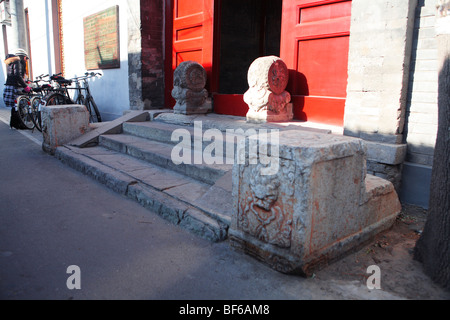 Montaggio di pietra e Mendun di un Hutong casa cortile, Pechino, Cina Foto Stock