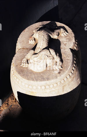 Dettaglio del dragon intagliare sulla sommità di uno sgabello a forma di post di aggancio in Hutong casa cortile, Pechino, Cina Foto Stock