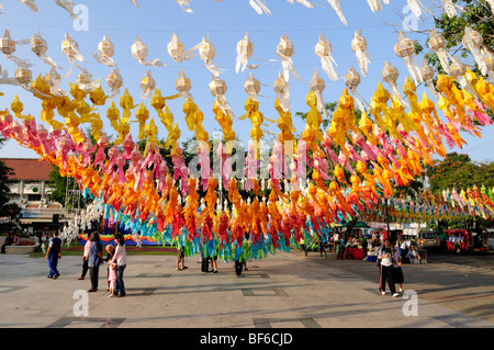 Tailandia Chiang Mai; lampioncini colorati appesi fuori sulla strada per la Loi krathong Festival Foto Stock