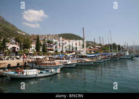 Barche ormeggiate in porto a Kas, Antalya, Turchia Foto Stock