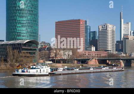 Westhafen, Westhafen Tower, Freighter sul fiume principale, Francoforte Hesse, Germania Foto Stock