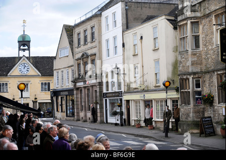 La folla la linea dei marciapiedi a Tetbury Gloucestershire prima di una visita reale REGNO UNITO Foto Stock