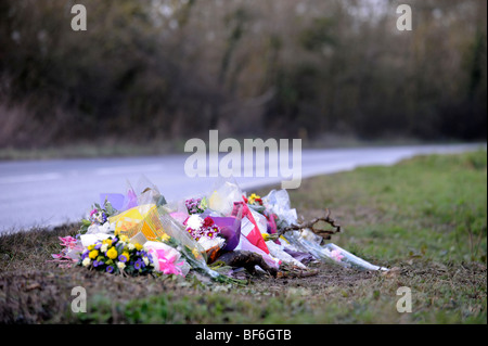 Un memoriale sul ciglio della strada sulla A429 a nord di Stow-su-il-Wold, Gloucestershire dove un incidente del 7 marzo 2008 che coinvolgono condannati Foto Stock