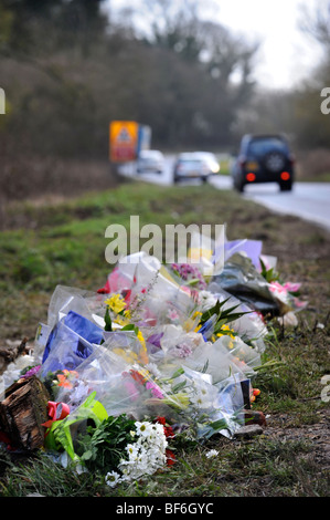 Un memoriale sul ciglio della strada sulla A429 a nord di Stow-su-il-Wold, Gloucestershire dove un incidente del 7 marzo 2008 che coinvolgono condannati Foto Stock